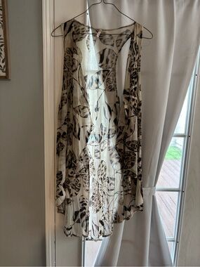 Sleeveless Sheer Leaf-Print kimono in Cream and Black